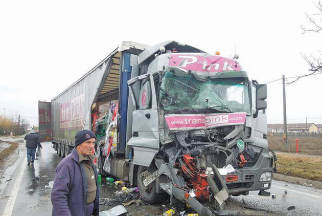 Sătmăreancă, victimă într-un accident cu două TIR-uri implicate