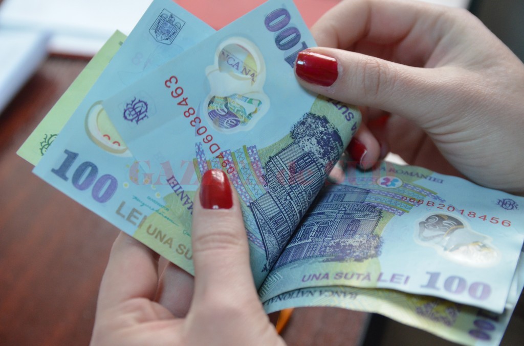 Ajutoare bănești nerambursabile de sărbători. Cine și de unde le poate lua