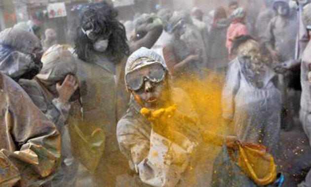 Bătaia cu făină colorată, o tradiție respectată și în acest an de grecii din apropiere de Atena