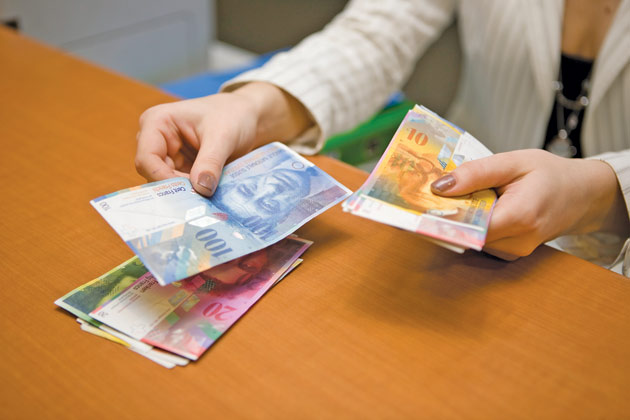 Legea privind conversia creditelor în franci elveţieni, la cursul istoric, declarată neconstituţională de CCR