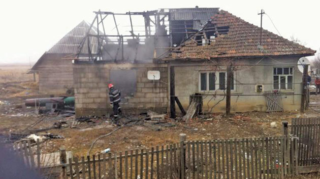 Casă nouă pentru familia din Pomi care și-a pierdut casa și mezinul