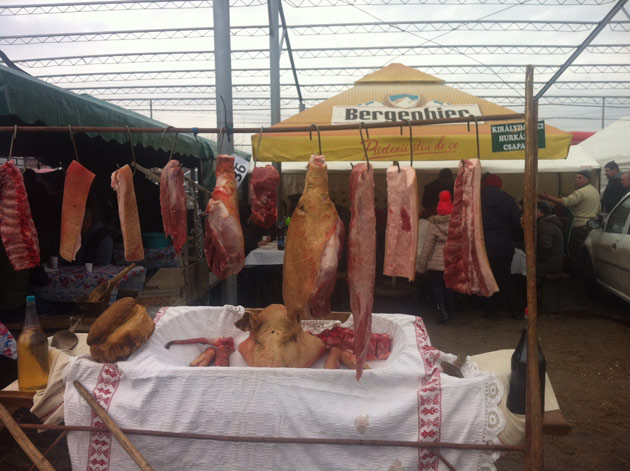 Concurs de tăiat porci organizat în județ