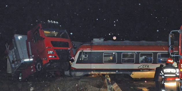 TIR spulberat de un tren la Botiz