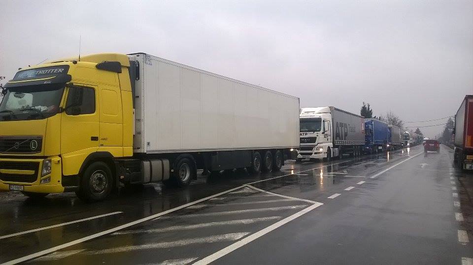 Tir-urile stau la cozi kilometrice la Vama Petea