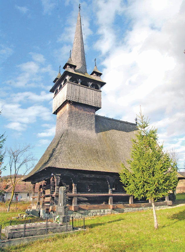 Biserica din Corund - cel mai frumos monument de arhitectură populară de lemn din zonă