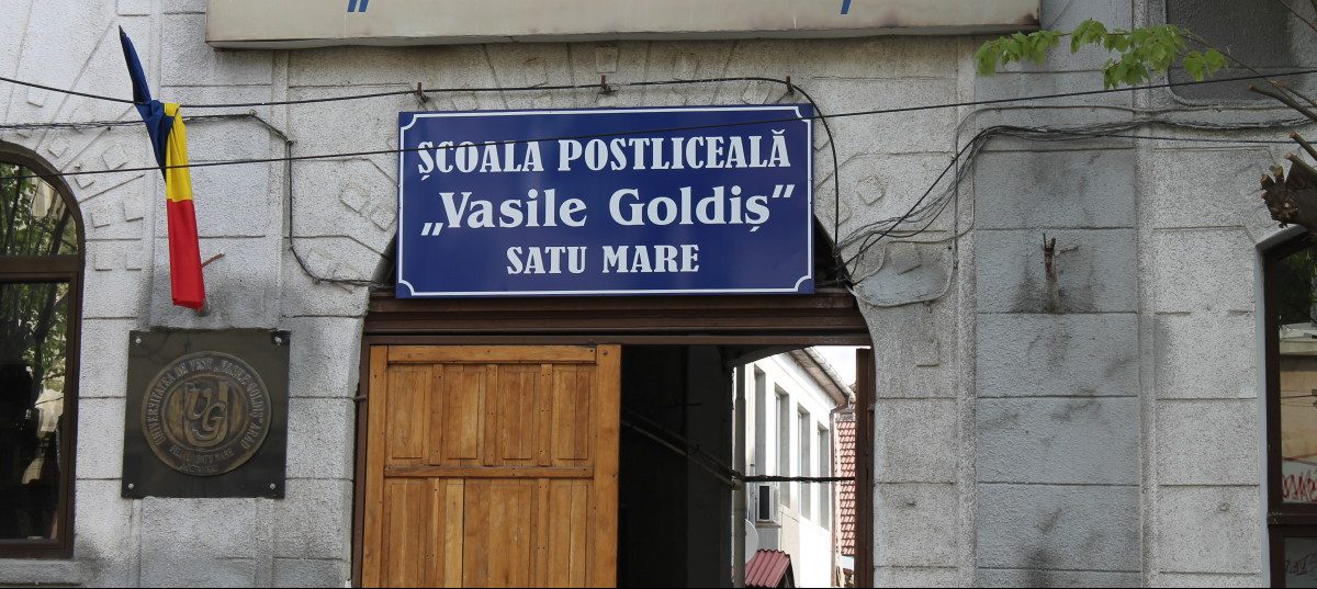 Elevii Şcolii postliceale GOLDIŞ Satu Mare au oferit flori beneficiarelor de la CIAS ŞANSA