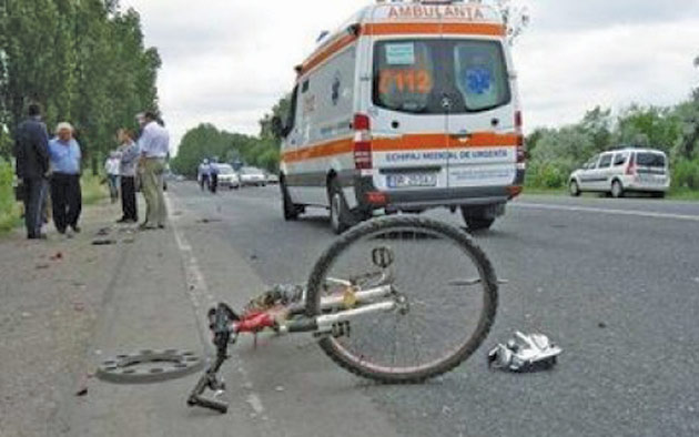 Accident produs de un șofer de... 82 de ani. Biciclistă rănită