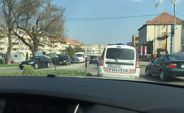 Parcarea fără plată  din sensul giratoriu!