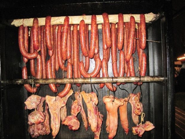 A furat porcul  din afumătorie