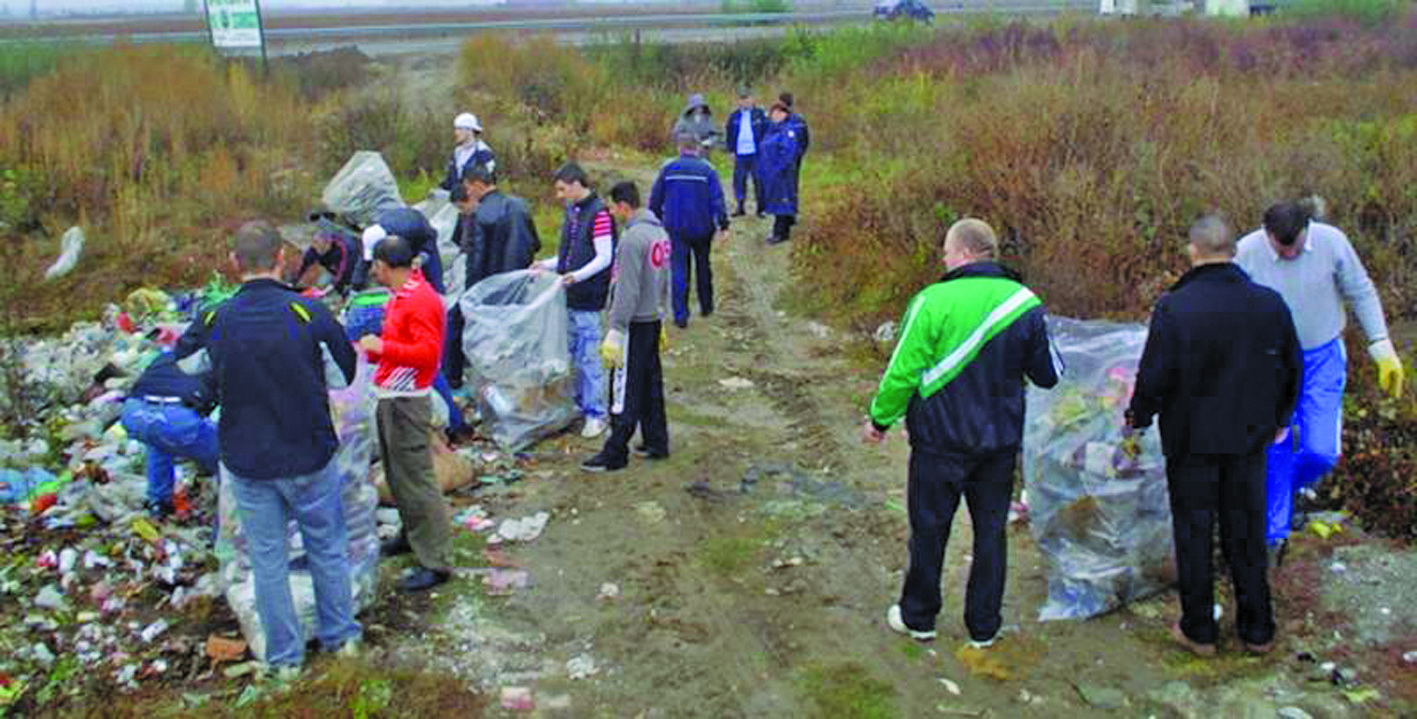 Deținuții sătmăreni, scoși la muncă pe malul Someșului
