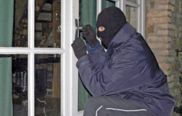 TÂLHĂRIE cu ”CÂNTEC”. Tâlharul a intrat cu CHEI POTRIVITE  în locuință