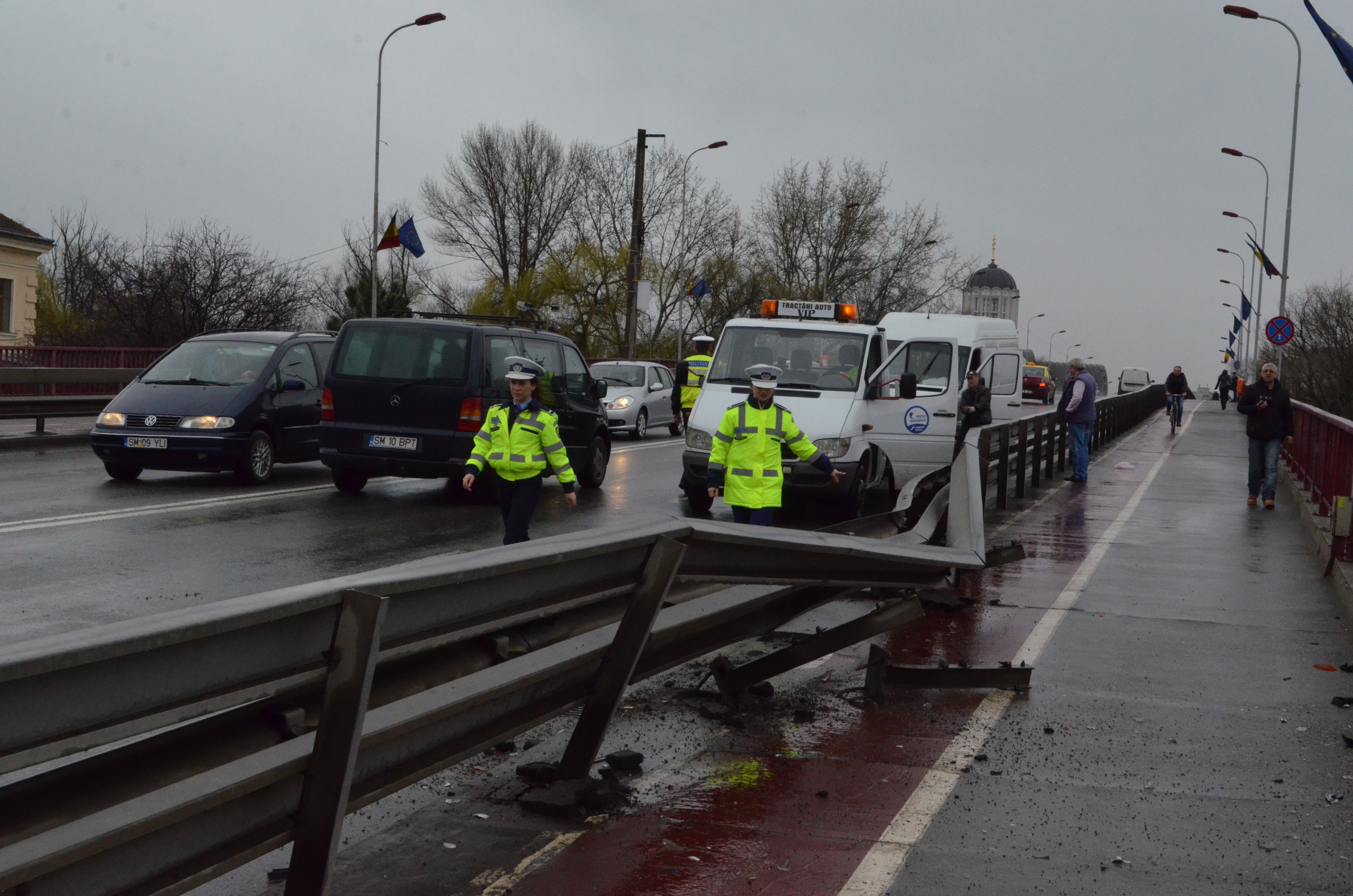 O autoutilitară a rupt un parapet pe Podul Golescu