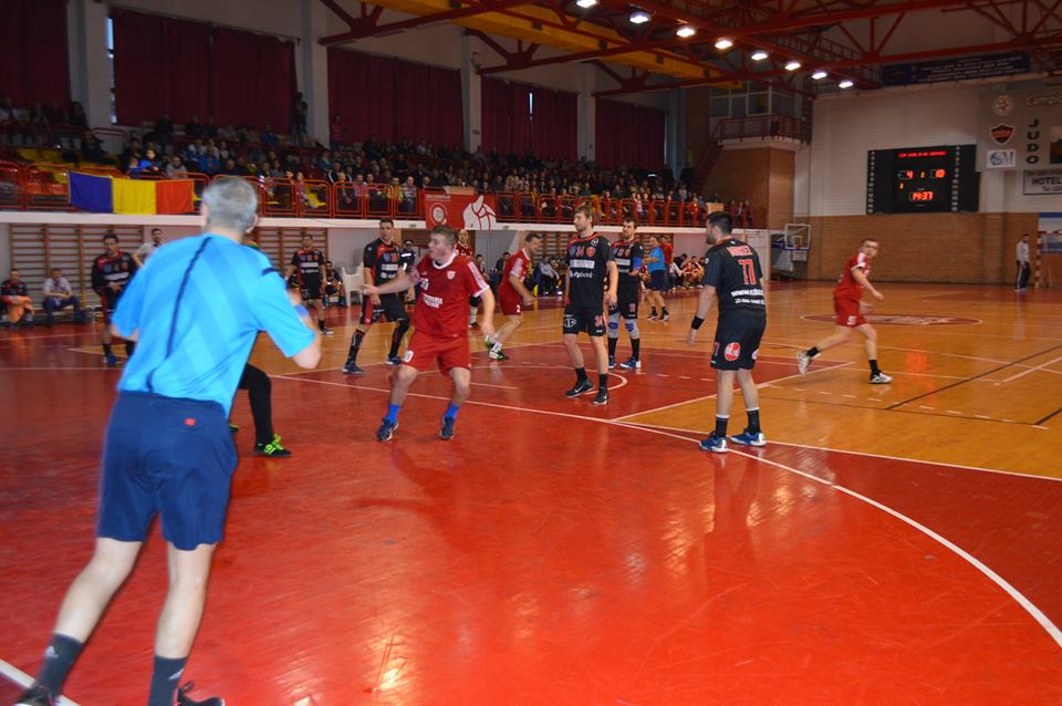 Duel inegal la malul mării