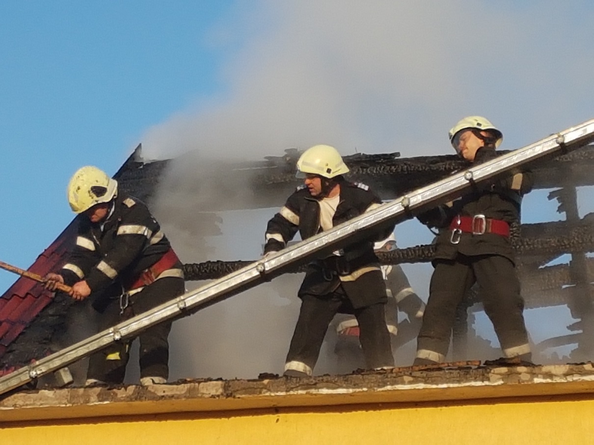 Incendiu produs de copii la un grajd din Traian