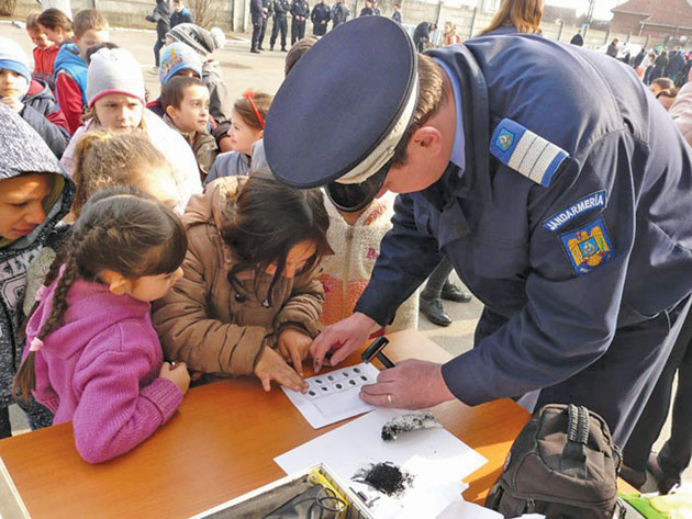 Jandarmii, gazde bune pentru copiii de la Şcoala Ion Creangă
