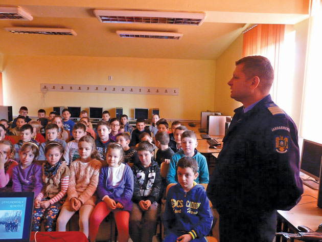 Jandarmii sătmăreni, în vizită la Şcoala Gimnazială Batarci