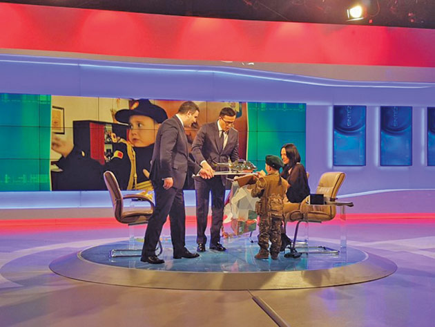 Un puşti de 3 ani l-a impresionat pe ministrul Apărării, Gabriel Leș