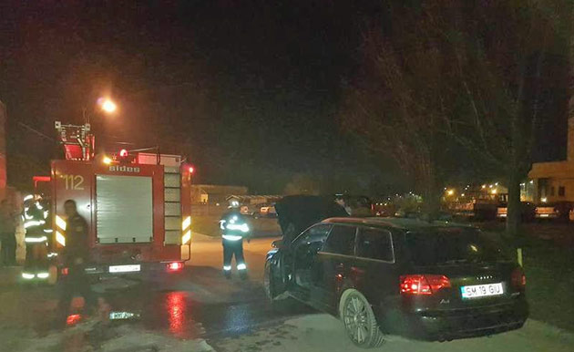 O maşină s-a aprins lângă Liceul Economic