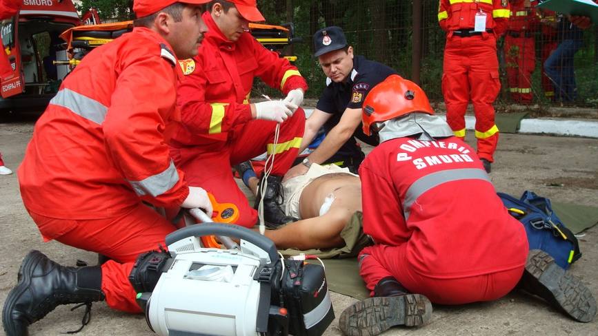 Un patron din Tășnad a murit după ce a căzut de pe acoperișul hotelului său