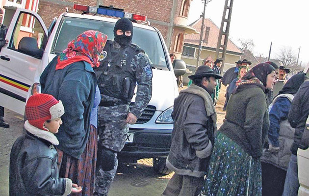 Polișțiști sătmăreni, obligați să achite o mică avere unei familii de romi