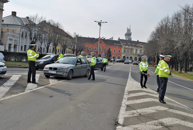 Șoferițele, amendate cu flori de polițiștii rutieri sătmăreni