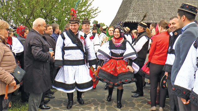 Oşenii din Ţara Oaşului au participat la reînvierea nunţii oşeneşti tradiţionale (Fotoreportaj)