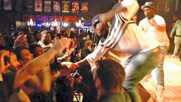 Rapper-ul 50 Cent i-a tras un PUMN unei fane în timpul unui concert