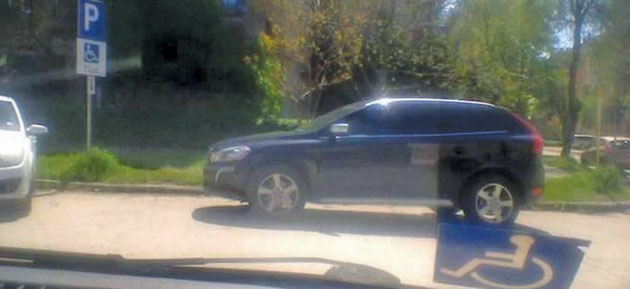 Mesaj pentru nesimţiţii din trafic:  ”Mi-ai luat locul, să-mi iei și boala (handicapul)”