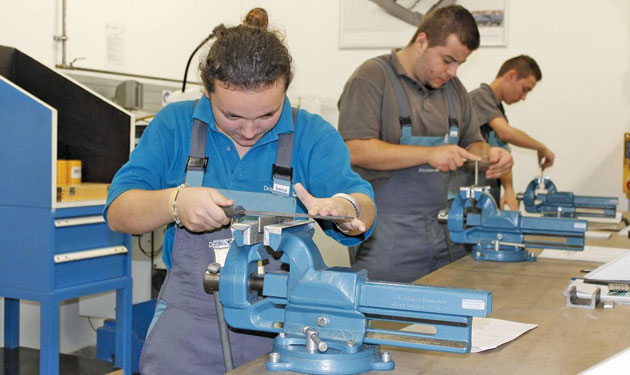 Firmele își pot forma muncitorii chiar de pe băncile școlilor