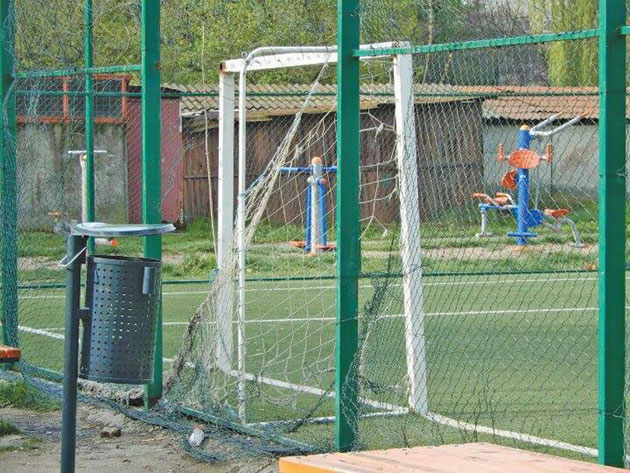 Terenurile de fotbal din cartiere, vandalizate