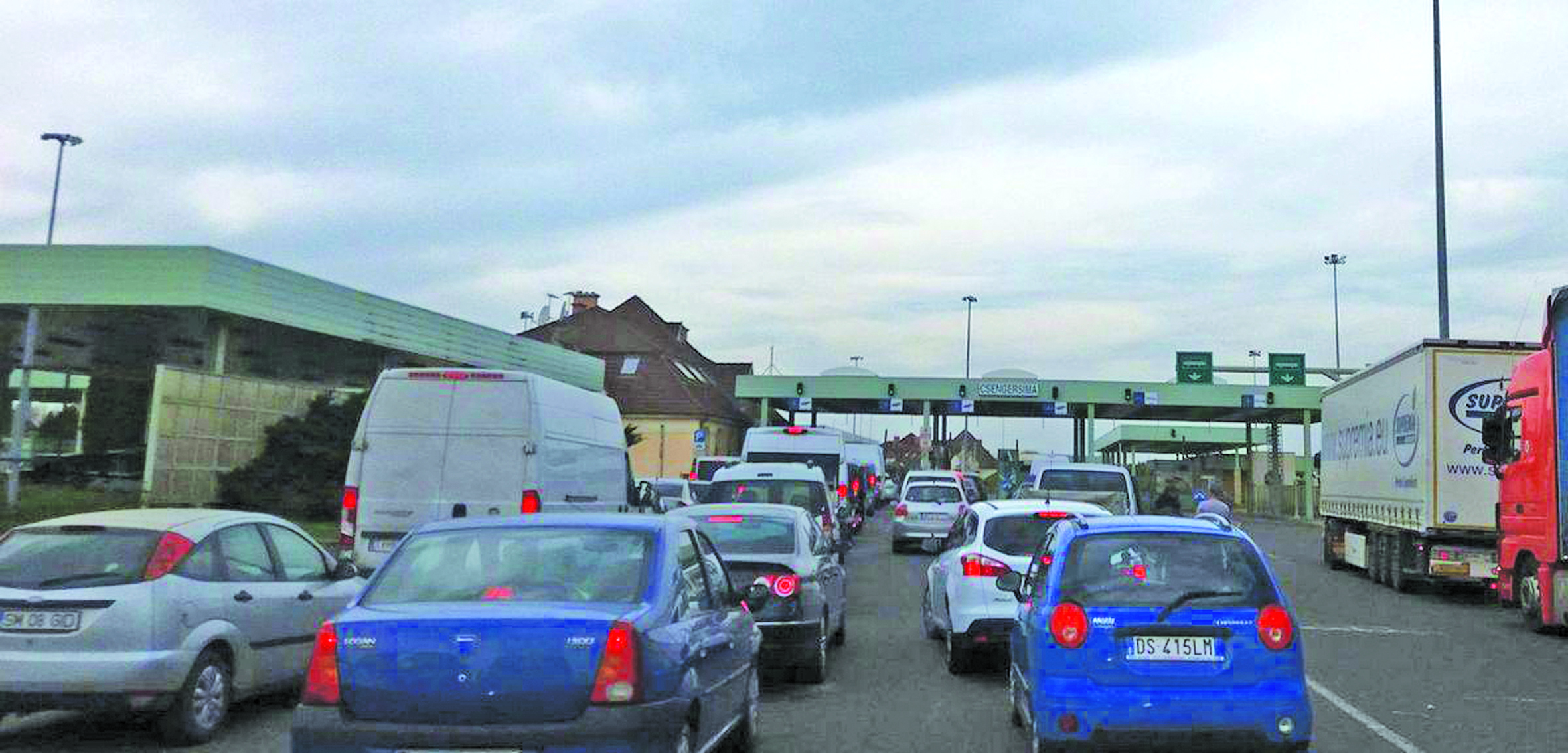 Veste proastă: este coadă la Vama Petea, veste bună: se stă mai puțin!