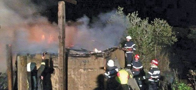 Pompierii au  salvat o casă  de la incendiu