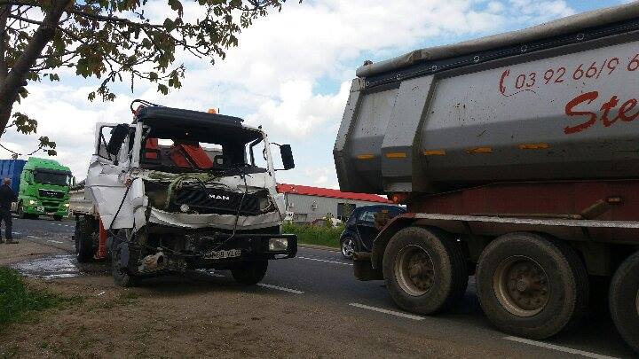 Un copil rănit după ce două camioane  s-au ciocnit