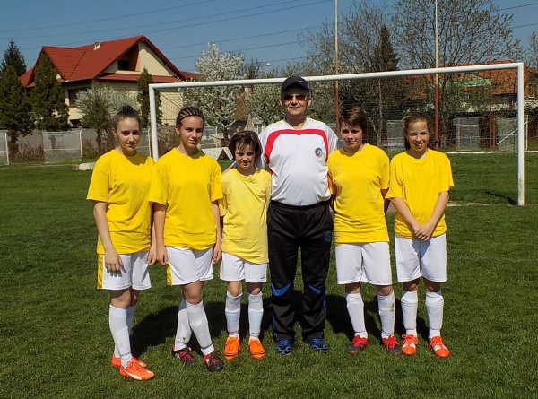 Fetele joacă fotbal şi la Carei