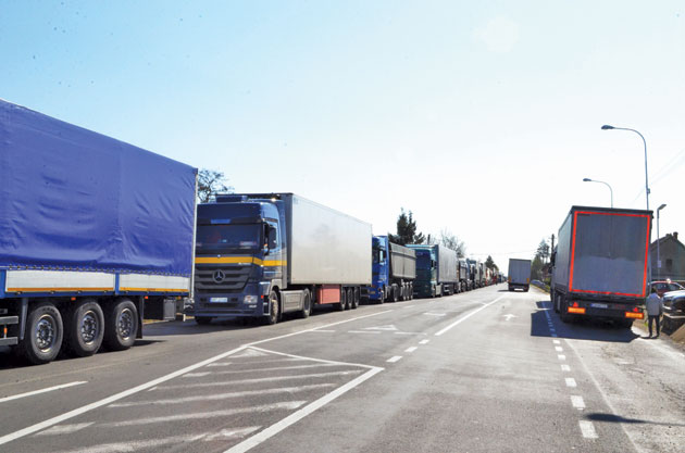 Sute de TIR-uri stau la coadă la Vama Petea