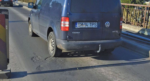 Apar fisuri în asfalt pe Podul Decebal, iar primarul dă un ultimatum