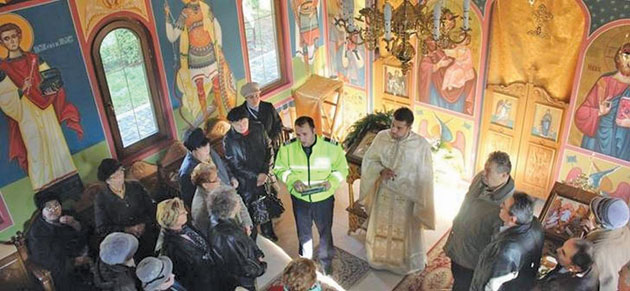 O femeie a fost prădată în biserică în timp ce se ruga