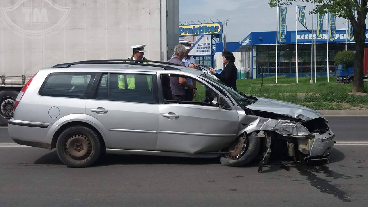 Bine băut, a intrat cu mașina într-un stâlp