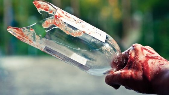 O tânără s-a sinucis înfigându-și un ciob de sticlă în piept