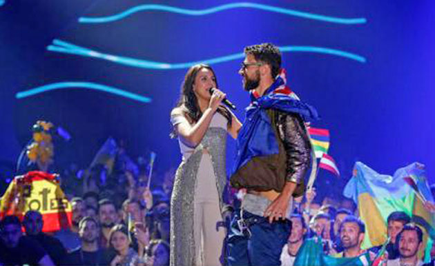 Bărbatul care a sărit pe scenă, plasat sub control judiciar, declară că “nu regretă’’