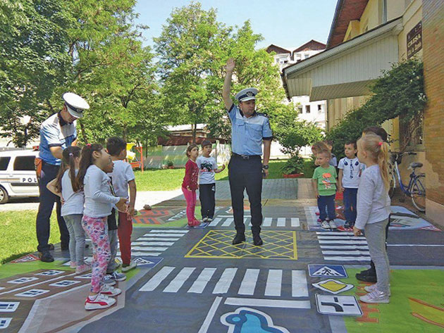 Activităţi de educaţie rutieră în grădiniţe susţinute de poliţiştii sătmăreni