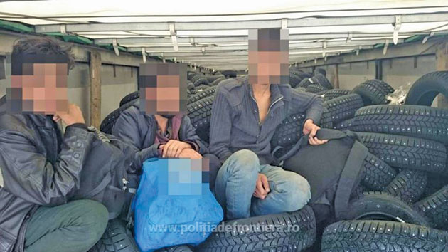 Imigranți afgani, descoperiţi ascunși într-un camion încărcat cu pneuri
