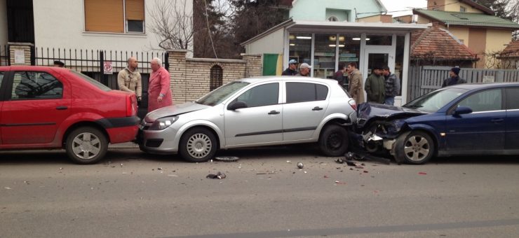 A lovit o mașină parcată încercând să evite un alt impact