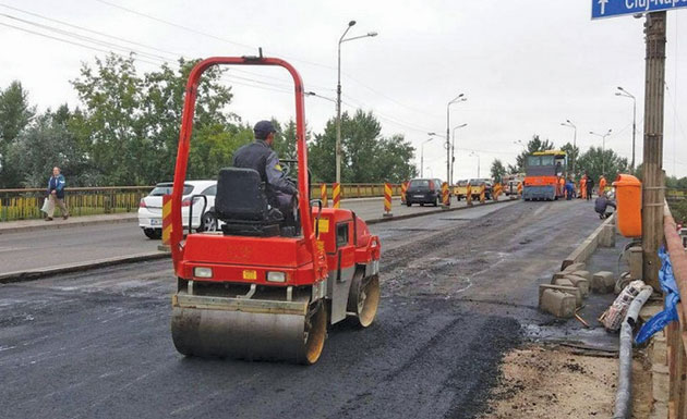 Asfaltul de pe Podul Decebal ar putea fi decopertat în totalitate
