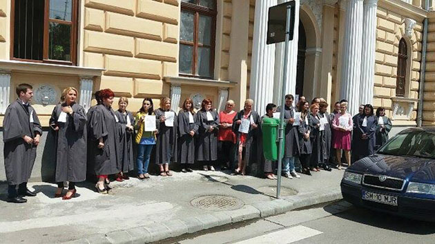 Grefierii sătmăreni, din nou în stradă pentru a doua zi consecutiv