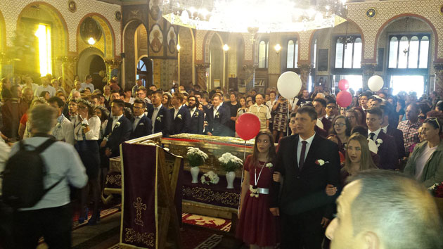 Festivitate de absolvire a claselor a XII-a de la liceul Steinhardt la Catedrala Ortodoxă