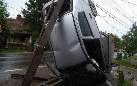 Turulung  /  Cu maşina în stâlp