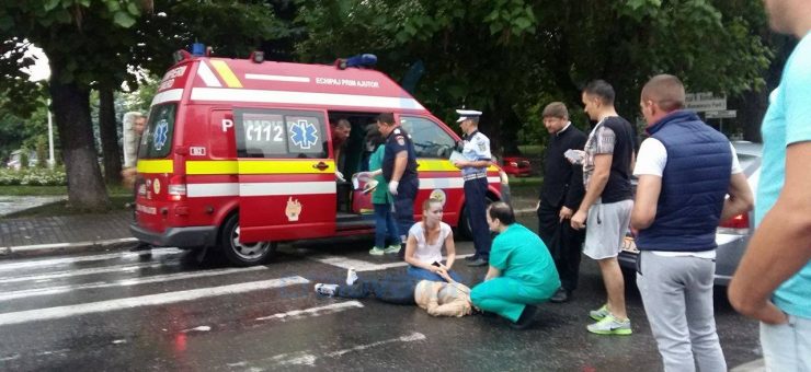 Un tânăr a fost lovit pe trecere și a ajuns la spital în stare gravă