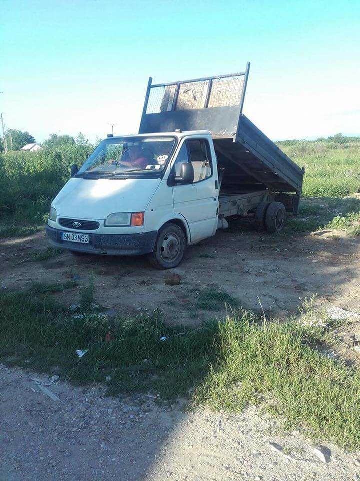 Un gunoi aruncă la gunoi