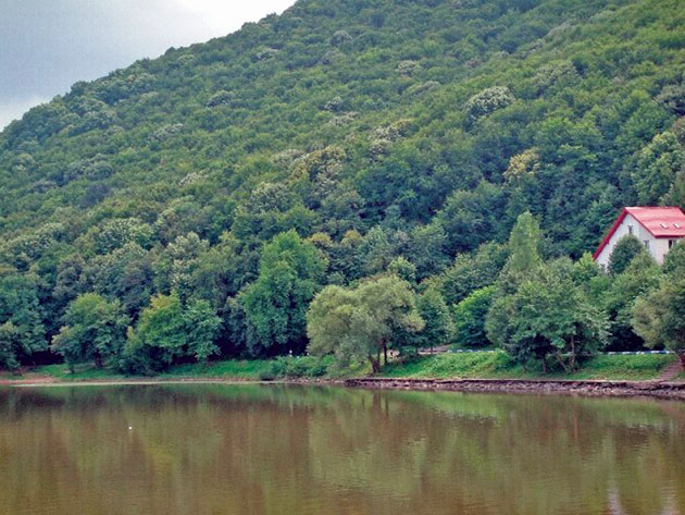 Lacul Călineşti - paradisul pescarilor, dar şi al iubitorilor de plimbări prin natură